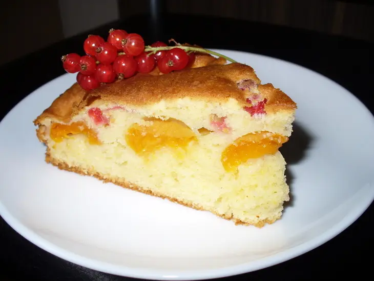 Пирог  " шалунья " (с абрикосами и смородиной): шаг 8