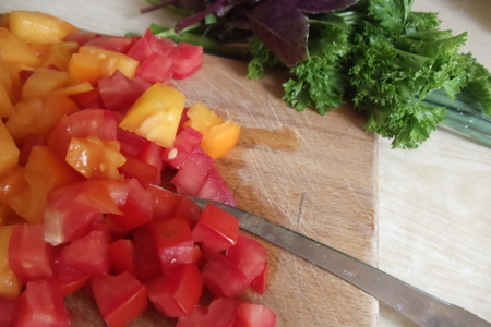 Салат за 10 минут из баклажанов , помидоров и зеленью: шаг 2