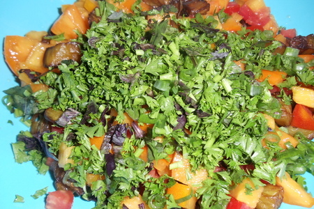 Салат за 10 минут из баклажанов , помидоров и зеленью: шаг 3