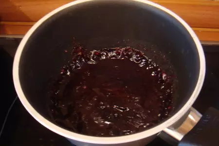 Ореховый пирог с черешней: шаг 3
