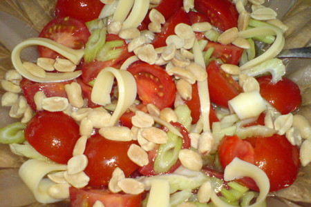 Салат из помидорок,сельдерея и арахиса: шаг 6