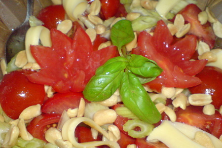 Салат из помидорок,сельдерея и арахиса: шаг 7