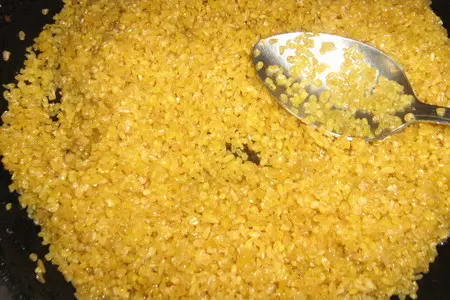 Половинки перцев, фаршированных булгуром и мясом.: шаг 2
