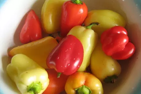 Половинки перцев, фаршированных булгуром и мясом.: шаг 6