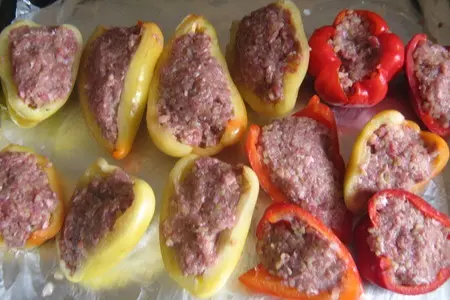 Половинки перцев, фаршированных булгуром и мясом.: шаг 7