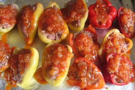 Половинки перцев, фаршированных булгуром и мясом.: шаг 8