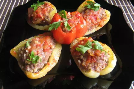 Половинки перцев, фаршированных булгуром и мясом.: шаг 13