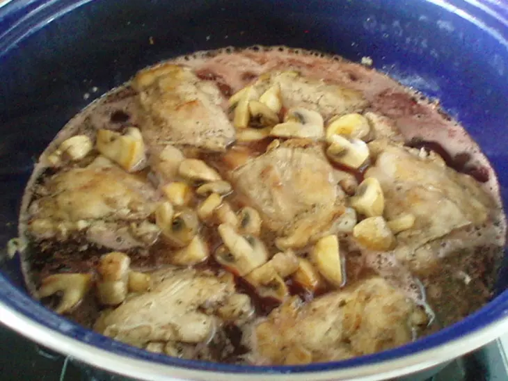 Coq au vin, но не петух, а курица в вине: шаг 4