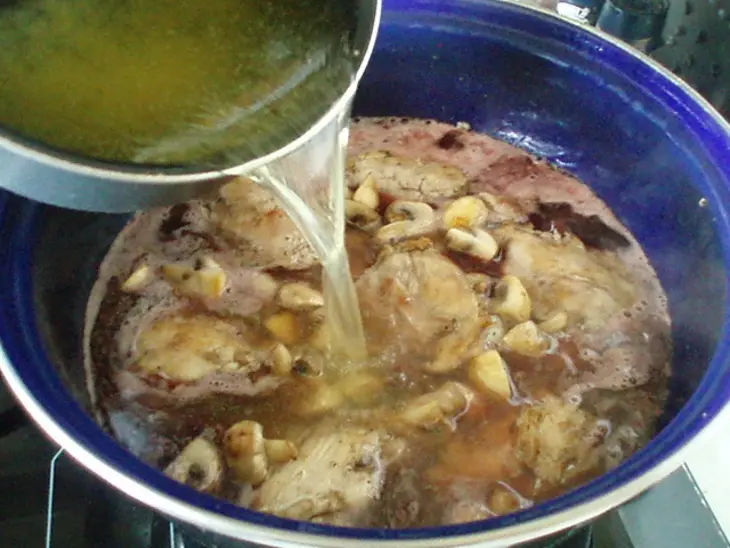 Coq au vin, но не петух, а курица в вине: шаг 5
