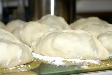 Паровые вареники с чёрной смородиной ( тесто дрожжевое): шаг 6