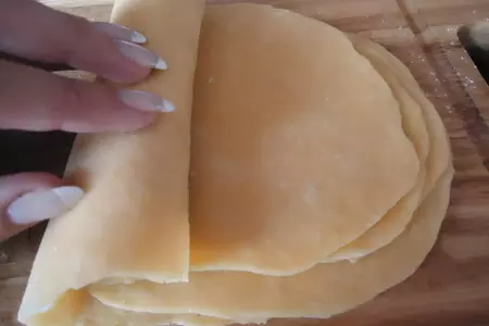 Супчик с домашней лапшой и чесночными слойками "душевный обед": шаг 3