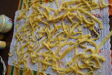 Супчик с домашней лапшой и чесночными слойками "душевный обед": шаг 4