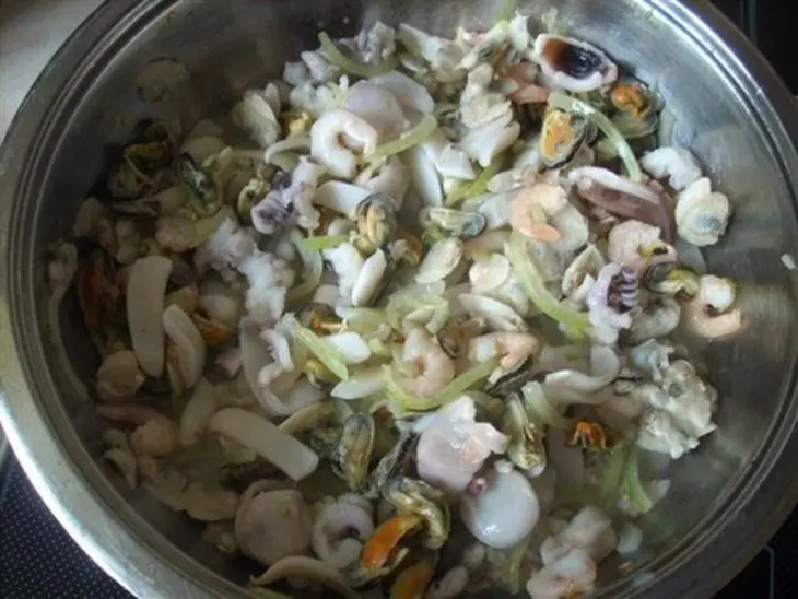 "лингвини di mare" лапша с морским коктейлем в сливочном соусе: шаг 3