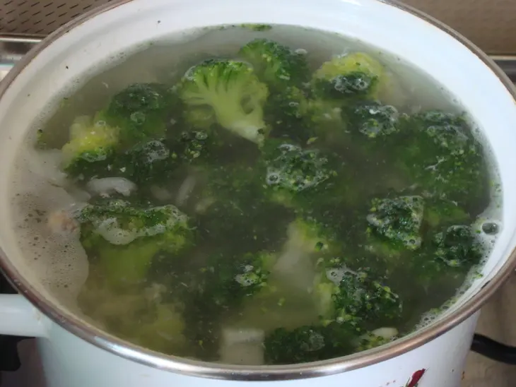 Суп-пюре с брокколи и куриным филе: шаг 1