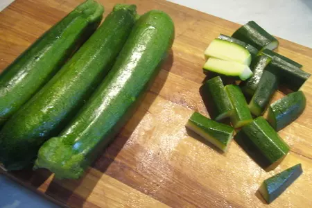 Быстрые маринованные  с каперсами цукини-антипасти: шаг 1