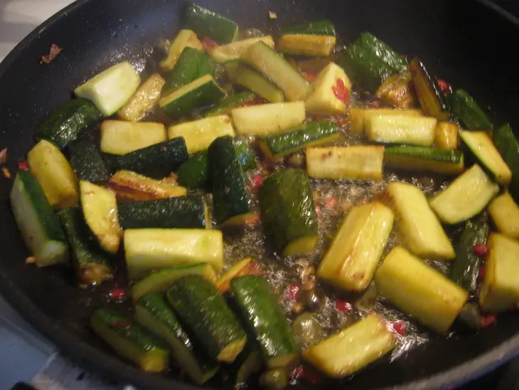 Быстрые маринованные  с каперсами цукини-антипасти: шаг 2