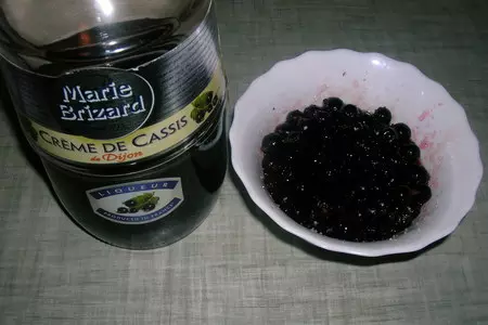 Летний десерт "искушение" с арбузом,  черной смородиной и мороженым: шаг 2
