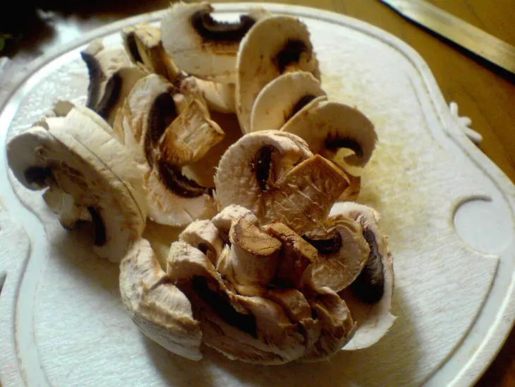 Теплый салат с куриной печенью и шампиньонами: шаг 3