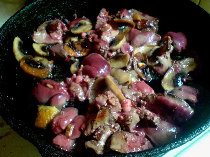 Теплый салат с куриной печенью и шампиньонами: шаг 4