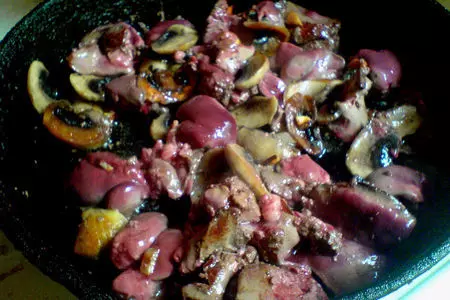 Теплый салат с куриной печенью и шампиньонами: шаг 4