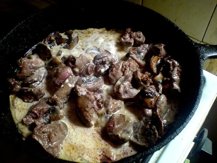Теплый салат с куриной печенью и шампиньонами: шаг 5