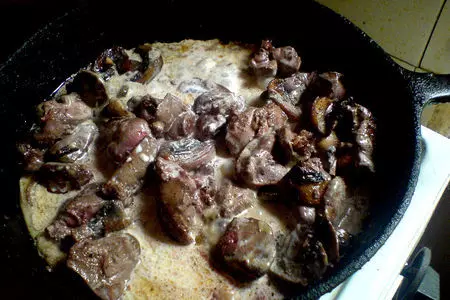 Теплый салат с куриной печенью и шампиньонами: шаг 5