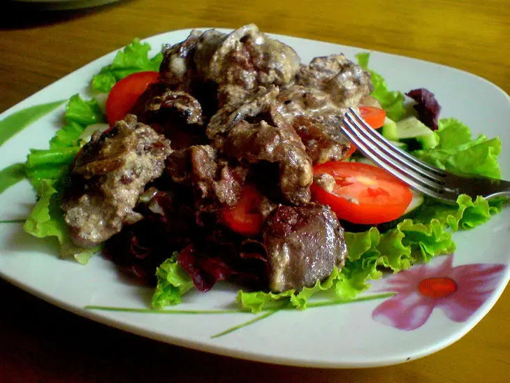 Теплый салат с куриной печенью и шампиньонами: шаг 6