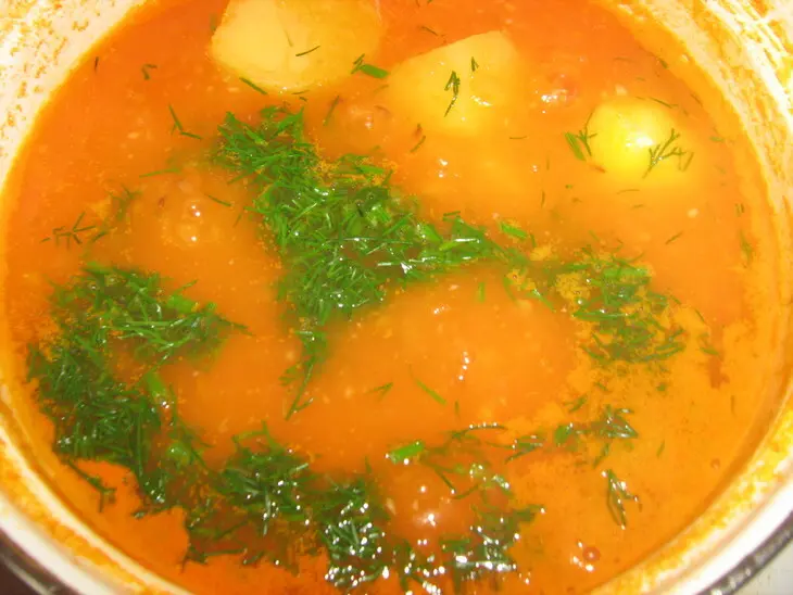 Густой суп с помидорами,картофелем и яйцом.: шаг 6