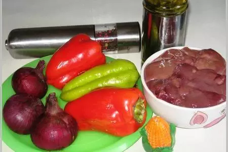 Куриная печень, жаренная с луком и сладким перцем: шаг 1