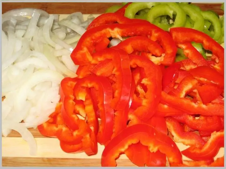 Куриная печень, жаренная с луком и сладким перцем: шаг 3