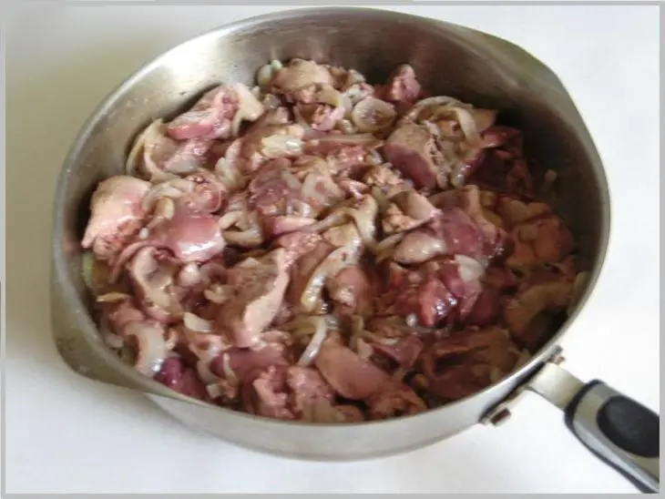 Куриная печень, жаренная с луком и сладким перцем: шаг 5