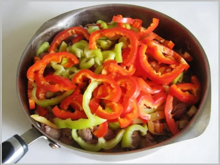 Куриная печень, жаренная с луком и сладким перцем: шаг 6