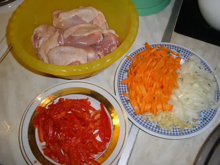 Тушеная курочка в овощах.: шаг 1