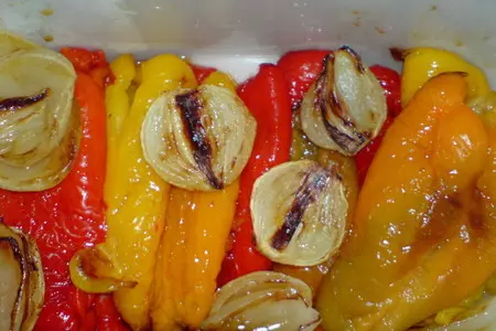 Салат из запечённых перцев и лука с тунцом: шаг 4