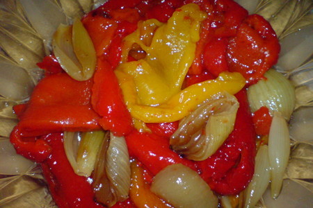 Салат из запечённых перцев и лука с тунцом: шаг 5