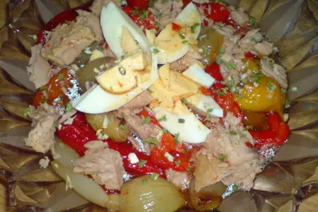 Салат из запечённых перцев и лука с тунцом: шаг 6