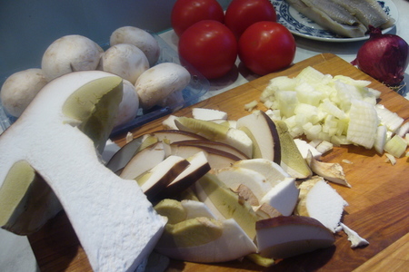 Селедочный салат с белыми грибами и шампиньонами: шаг 2