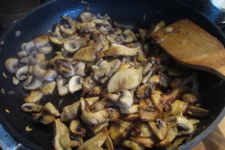 Селедочный салат с белыми грибами и шампиньонами: шаг 4