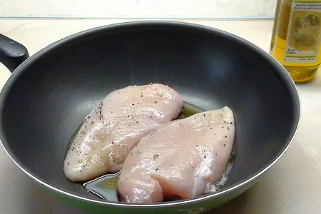 Салат а-ля «туорло» с маринованной куриной грудкой и соусом из оливок.: шаг 2