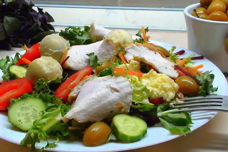 Салат а-ля «туорло» с маринованной куриной грудкой и соусом из оливок.: шаг 7