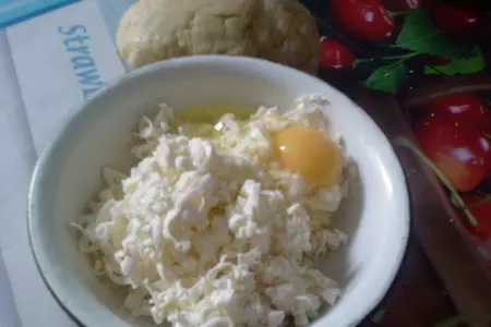 Простенький закусочный пирог с начинкой из плавленных сырков.: шаг 1