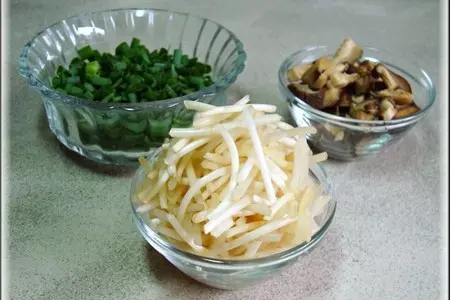 Вьетнамские рулеты из рисовой бумаги с соусом нуок чам.: шаг 3