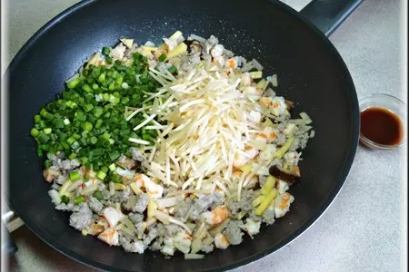 Вьетнамские рулеты из рисовой бумаги с соусом нуок чам.: шаг 9