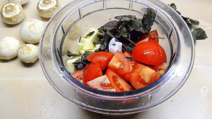 Рагу из куриных сердечек и грибов с соусом из кабачков и помидор.: шаг 1