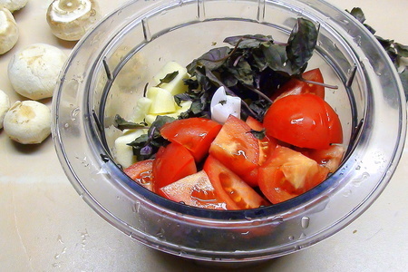 Рагу из куриных сердечек и грибов с соусом из кабачков и помидор.: шаг 1
