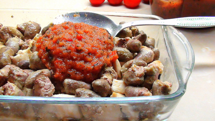 Рагу из куриных сердечек и грибов с соусом из кабачков и помидор.: шаг 4