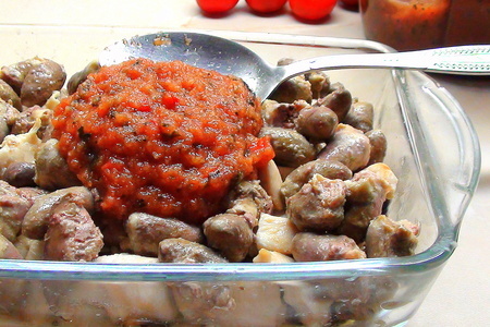 Рагу из куриных сердечек и грибов с соусом из кабачков и помидор.: шаг 4