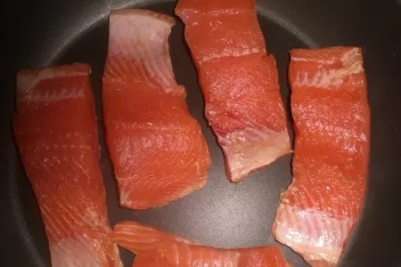Чайный лосось с горчичным соусом на подушке из перловки с овощами.: шаг 20