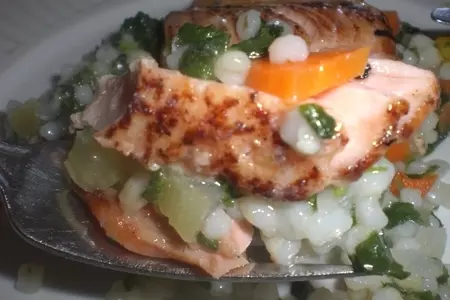 Чайный лосось с горчичным соусом на подушке из перловки с овощами.: шаг 25