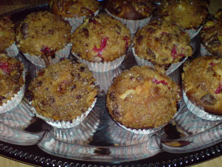 Кексы с красной смородиной и грецкими орехами: шаг 8